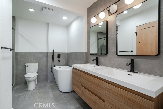 22139 burbank, Woodland Hills CA: https://media.crmls.org/medias/9f07ea1d-f50b-4797-b230-ae95a574eae6.jpg