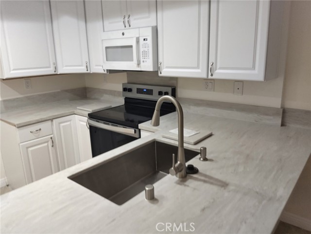 Detail Gallery Image 3 of 9 For 1026 Creekside Dr #196,  Fullerton,  CA 92833 - 2 Beds | 2/1 Baths