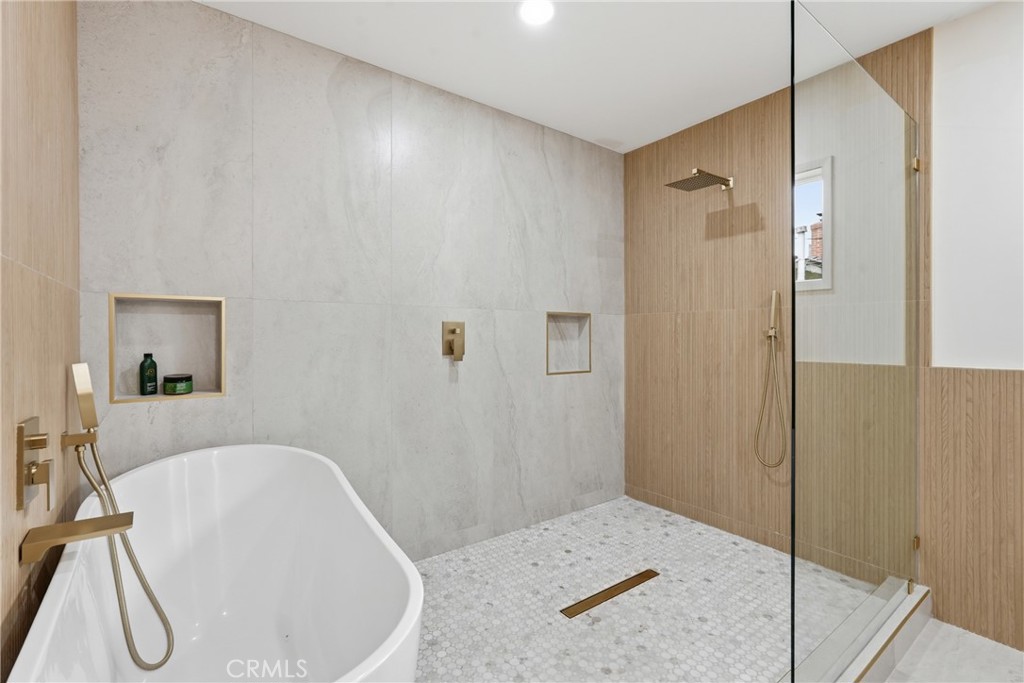 https://media.crmls.org/medias/9f0c04ef-a28b-4687-b215-2086928e6450.jpg?preset=X-Large