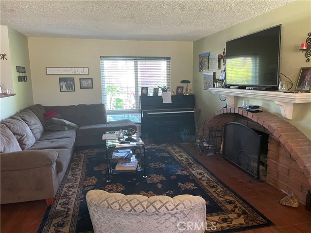 Detail Gallery Image 10 of 21 For 2393 Cragmont Ct, Simi Valley,  CA 93065 - 4 Beds | 2/1 Baths