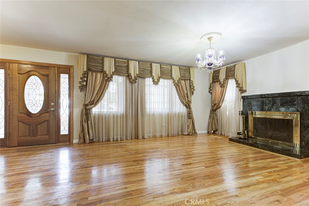 https://media.crmls.org/medias/9f0c7abd-2304-4656-9545-0875881f4381.jpg?preset=X-Large