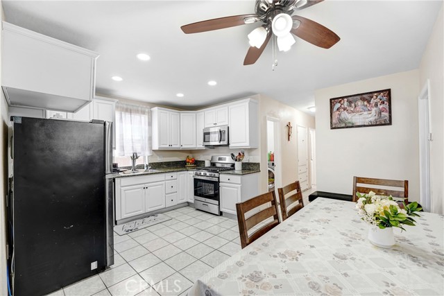 Detail Gallery Image 7 of 33 For 810 E 87th, Los Angeles,  CA 90002 - 4 Beds | 2 Baths