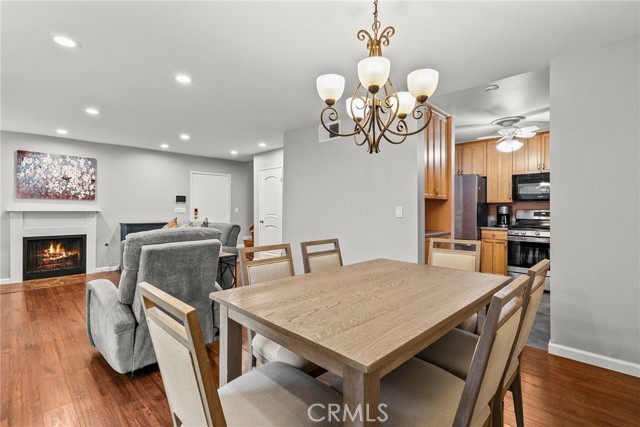 Detail Gallery Image 3 of 24 For 22123 Burbank Blvd #2, Woodland Hills,  CA 91367 - 3 Beds | 2/1 Baths