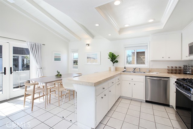 Detail Gallery Image 4 of 32 For 203 Cedar St a & B,  Newport Beach,  CA 92663 - 4 Beds | 3 Baths