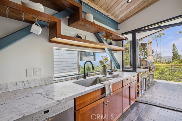 686 Diamond Street, Laguna Beach CA: https://media.crmls.org/medias/9f112400-54f2-47de-9f92-d9bc0b397076.jpg