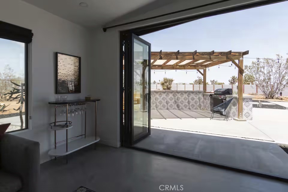 https://media.crmls.org/medias/9f14e36b-1ec5-481c-bd95-d12791e6f231.jpg?preset=X-Large