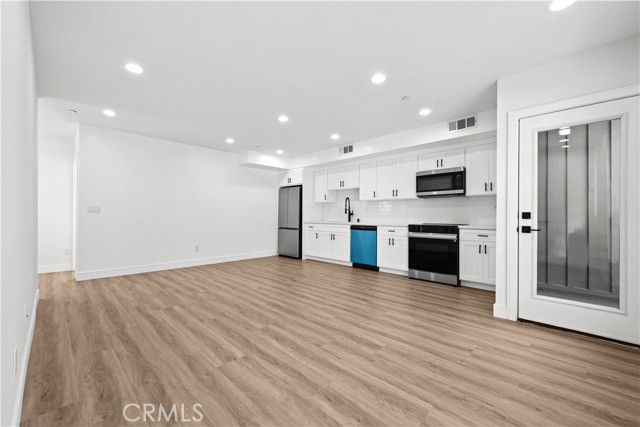 Detail Gallery Image 21 of 35 For 6700 Kester Ave, Van Nuys,  CA 91405 - 5 Beds | 4 Baths