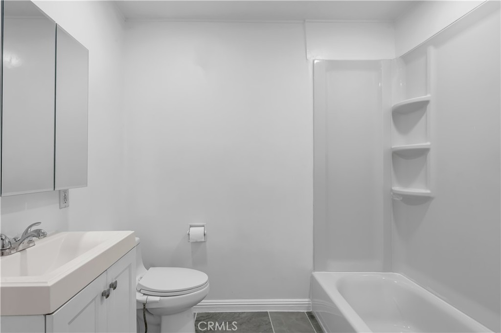 https://media.crmls.org/medias/9f169a89-88cd-4fe4-8f7a-9dd60d2c56ab.jpg?preset=X-Large