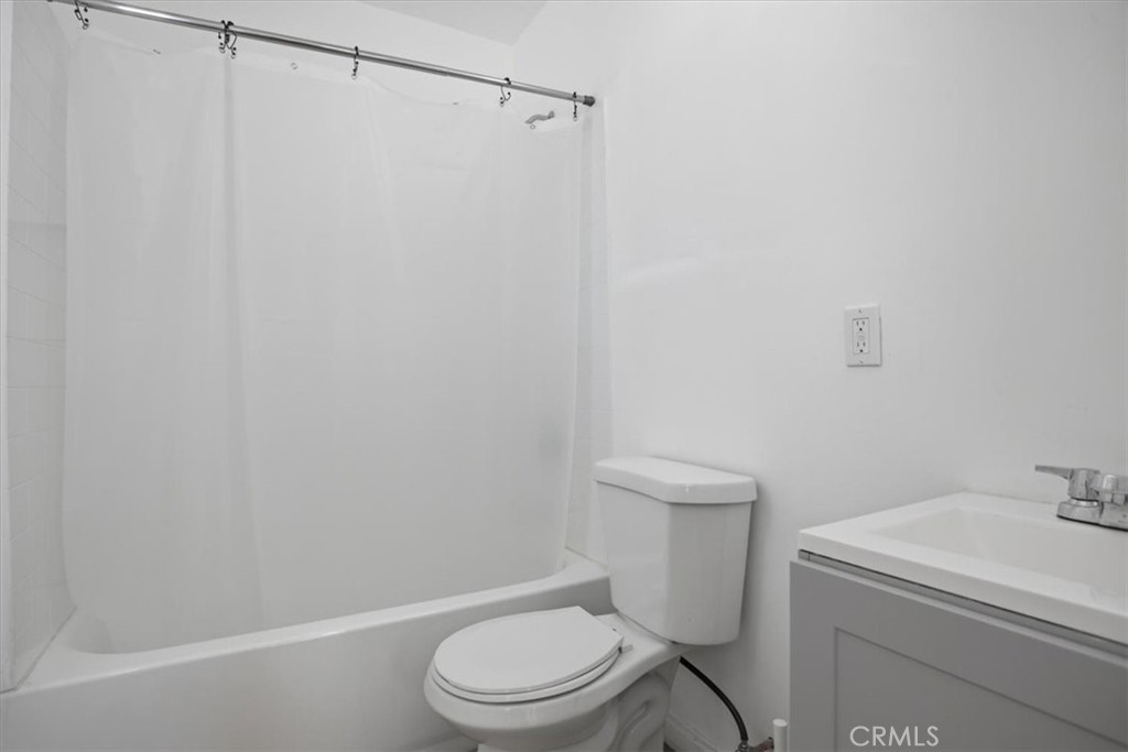 https://media.crmls.org/medias/9f17c9c0-109a-4108-98d3-92c0d15eab3b.jpg?preset=X-Large