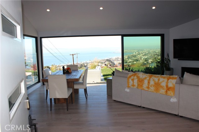 Detail Gallery Image 4 of 26 For 161 via Pasqual, Redondo Beach,  CA 90277 - 3 Beds | 2 Baths