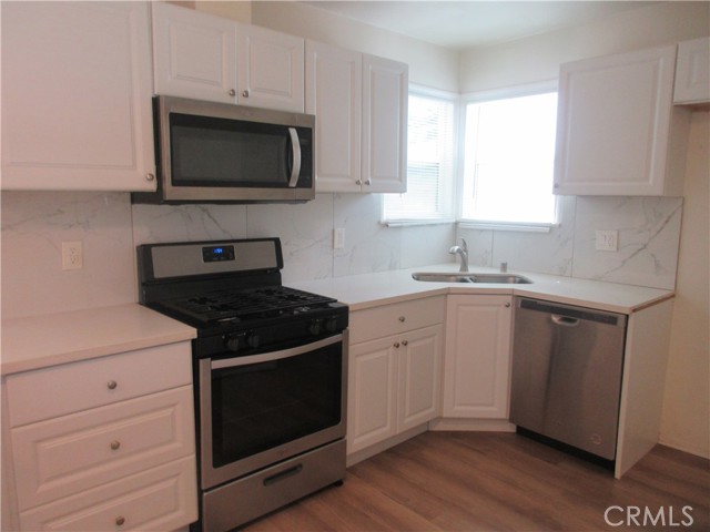 Detail Gallery Image 5 of 15 For 6446 Mclennan Ave, Van Nuys,  CA 91406 - 3 Beds | 1/1 Baths