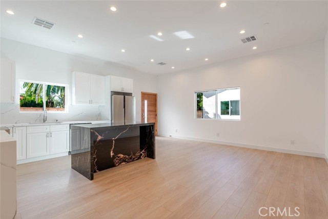 Detail Gallery Image 5 of 18 For 6852 Ranchito Ave, Van Nuys,  CA 91405 - 2 Beds | 2 Baths