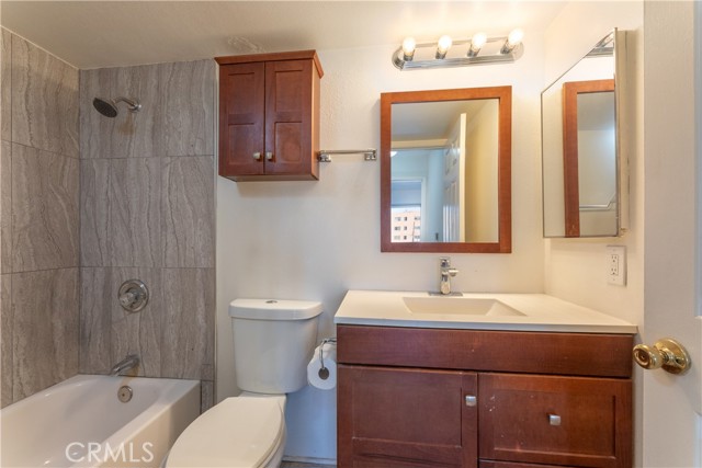 327 Chestnut Avenue, Long Beach CA: https://media.crmls.org/medias/9f241efe-6327-4993-bdf9-ed2cdc816969.jpg