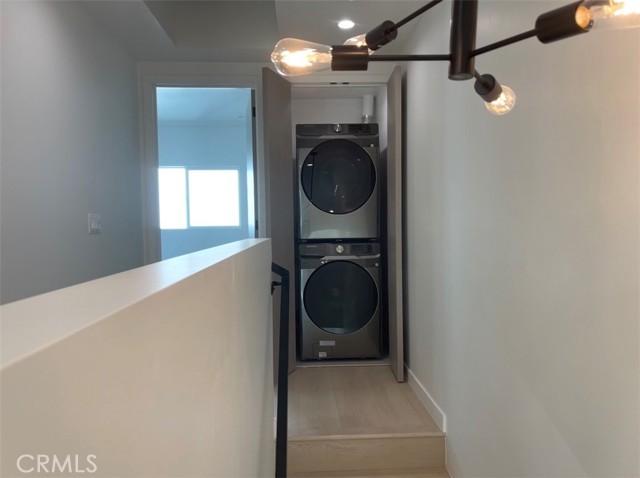 Detail Gallery Image 5 of 11 For 611 W 41st Pl #1/2,  Los Angeles,  CA 90037 - 3 Beds | 3 Baths