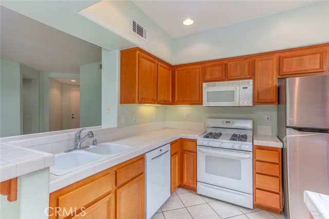 Detail Gallery Image 11 of 21 For 27009 Channel Ln #2,  Valencia,  CA 91355 - 2 Beds | 2 Baths