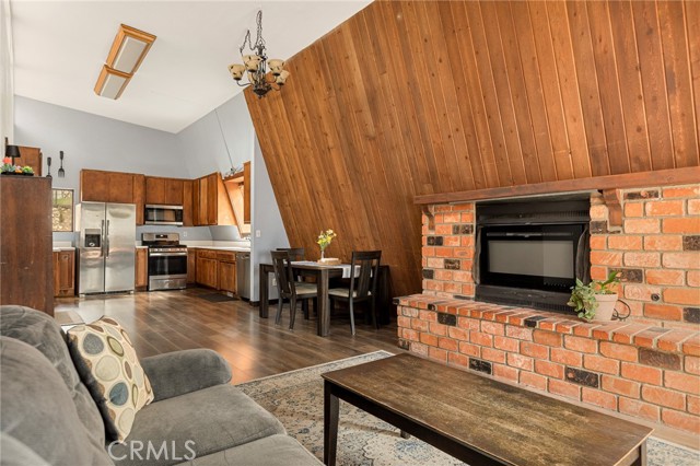 Detail Gallery Image 7 of 39 For 30941 Glen Oak, Running Springs,  CA 92382 - 3 Beds | 2 Baths