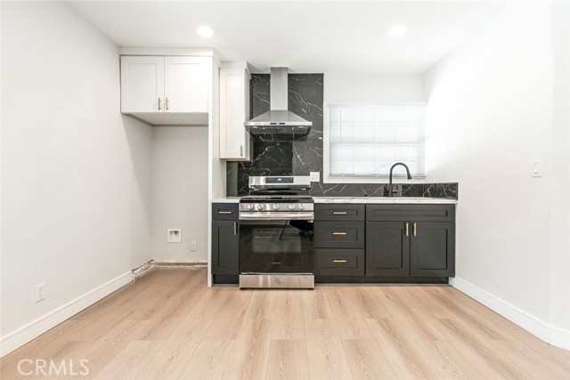 Detail Gallery Image 3 of 17 For 17648 Raymer St, Northridge,  CA 91325 - 1 Beds | 1/1 Baths