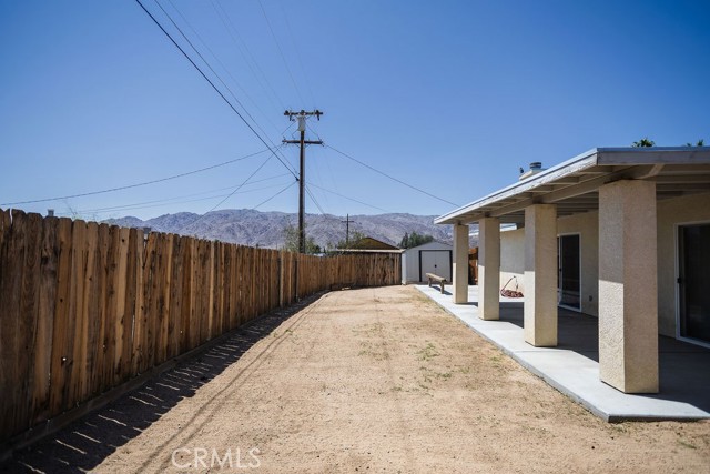 6025 Abronia Avenue, 29 Palms CA: https://media.crmls.org/medias/9f2c03cf-d13f-4bc3-9167-d989301b816b.jpg
