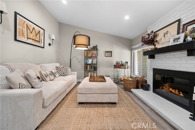 Detail Gallery Image 7 of 45 For 10214 Larwin Ave #3,  Chatsworth,  CA 91311 - 4 Beds | 3 Baths