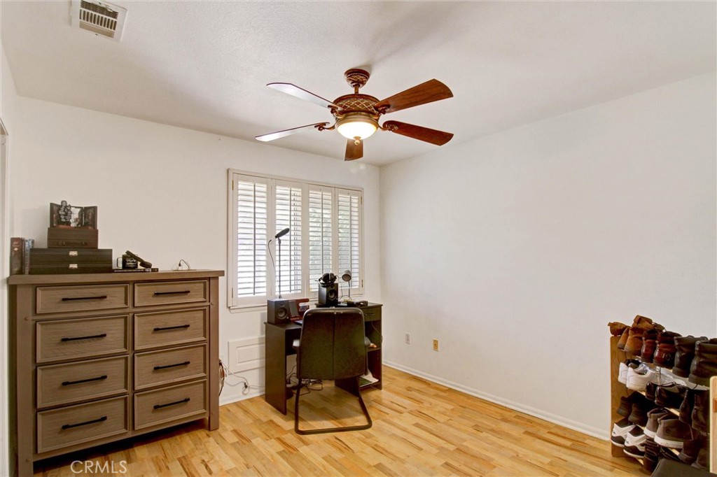 https://media.crmls.org/medias/9f2ee423-b564-40c1-b12e-943e2e96ffbc.jpg?preset=X-Large