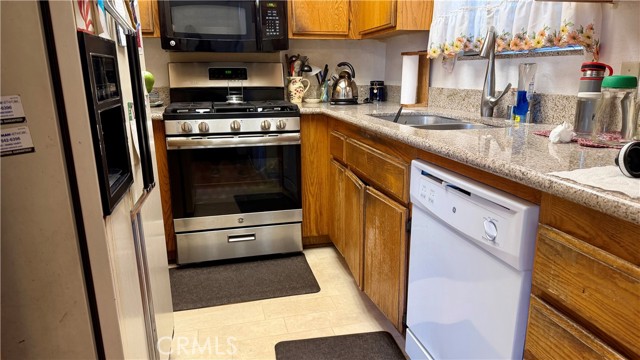 Detail Gallery Image 7 of 31 For 20807 Elaine Ave #4,  Lakewood,  CA 90715 - 3 Beds | 3 Baths