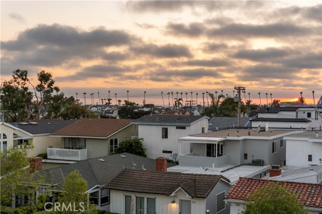 516 1/2 Larkspur Avenue, Corona del Mar CA: https://media.crmls.org/medias/9f3515ee-69d3-4e1a-a7fb-c9ed343e8aad.jpg