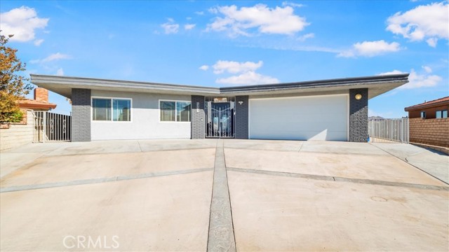 18099 Mariner Drive, Victorville CA: https://media.crmls.org/medias/9f364f97-af72-4aff-a90c-df664fb17d0b.jpg