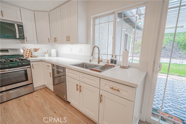 Detail Gallery Image 11 of 26 For 25891 Fenda, Valencia,  CA 91355 - 3 Beds | 2 Baths