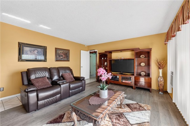 15937 Manzanita, Fontana CA: https://media.crmls.org/medias/9f396cbd-58e4-4fb6-a599-84b6327e0810.jpg