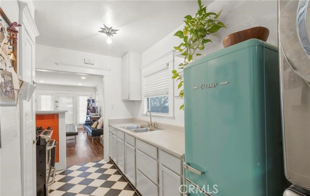 2513 E 11th Street, Long Beach CA: https://media.crmls.org/medias/9f3c64c6-c6c3-423b-b2cb-366d7b9aedf0.jpg