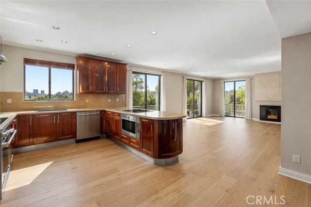 Detail Gallery Image 4 of 27 For 152 S Oakhurst Dr #304,  Beverly Hills,  CA 90212 - 2 Beds | 2 Baths