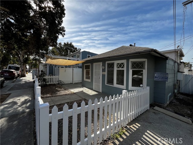 Detail Gallery Image 1 of 25 For 2638 6th St, Santa Monica,  CA 90405 - 2 Beds | 1 Baths