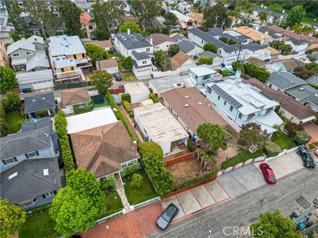 588 33rd Street, Manhattan Beach, California 90266, 2 Bedrooms Bedrooms, ,1 BathroomBathrooms,Residential,Sold,33rd,RS24116032