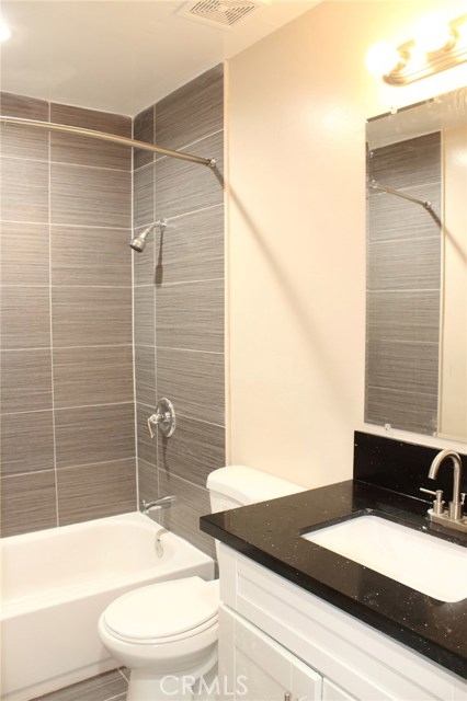 Detail Gallery Image 10 of 17 For 1299 W 37th Dr #3,  Los Angeles,  CA 90007 - 4 Beds | 2 Baths