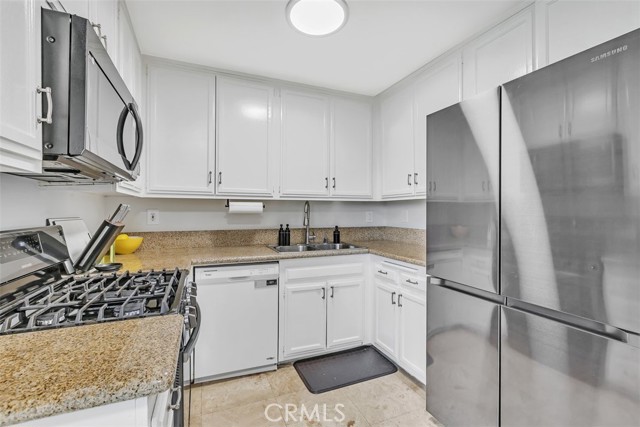 Detail Gallery Image 2 of 27 For 5115 Kester Ave #22,  Sherman Oaks,  CA 91403 - 2 Beds | 2/1 Baths