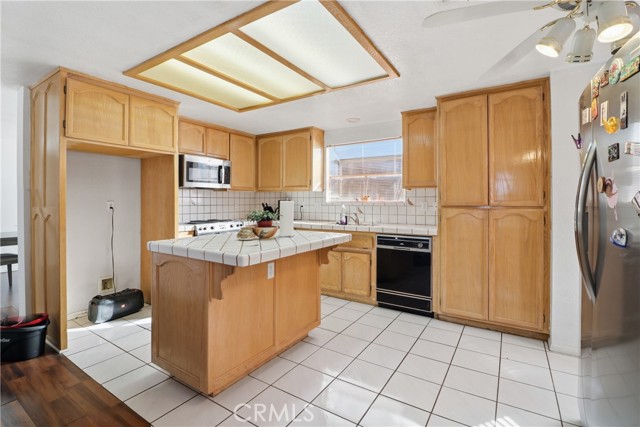 Detail Gallery Image 16 of 39 For 14260 Meadow Grove, Victorville,  CA 92395 - 3 Beds | 2/1 Baths