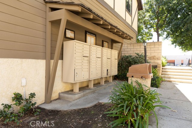 21241 Lassen Street, Chatsworth CA: https://media.crmls.org/medias/9f46ff9d-d9dc-4be2-a17d-521c923531c4.jpg