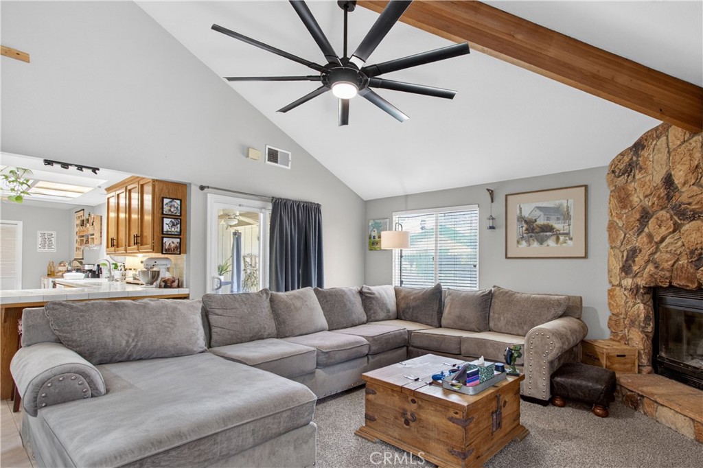 https://media.crmls.org/medias/9f4c4c64-f587-4569-9645-c5a7396a7f98.jpg?preset=X-Large