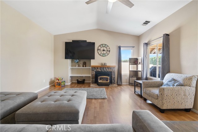 Detail Gallery Image 4 of 33 For 20301 Pima Rd, Apple Valley,  CA 92308 - 4 Beds | 2/1 Baths