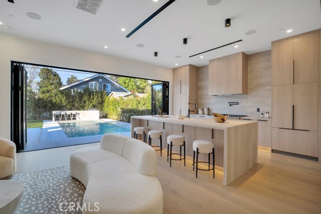 Detail Gallery Image 3 of 63 For 11107 Kling St, North Hollywood,  CA 91602 - 4 Beds | 4 Baths