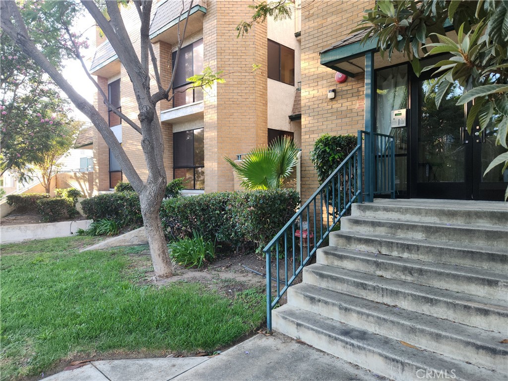 413 Hawthorne #102