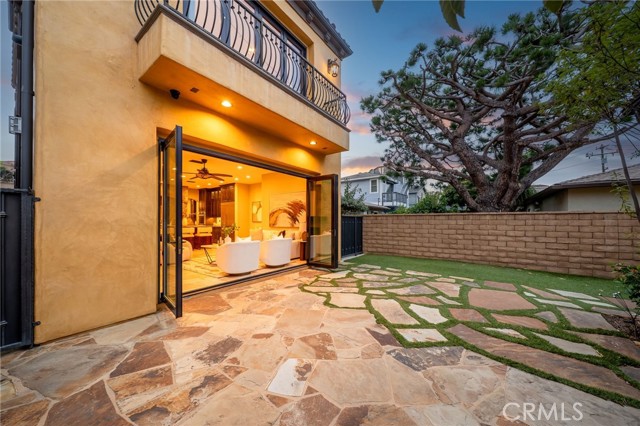 212 Baltimore Avenue, Huntington Beach CA: https://media.crmls.org/medias/9f523c56-df82-4a3a-a1a0-6dd72077d6cb.jpg