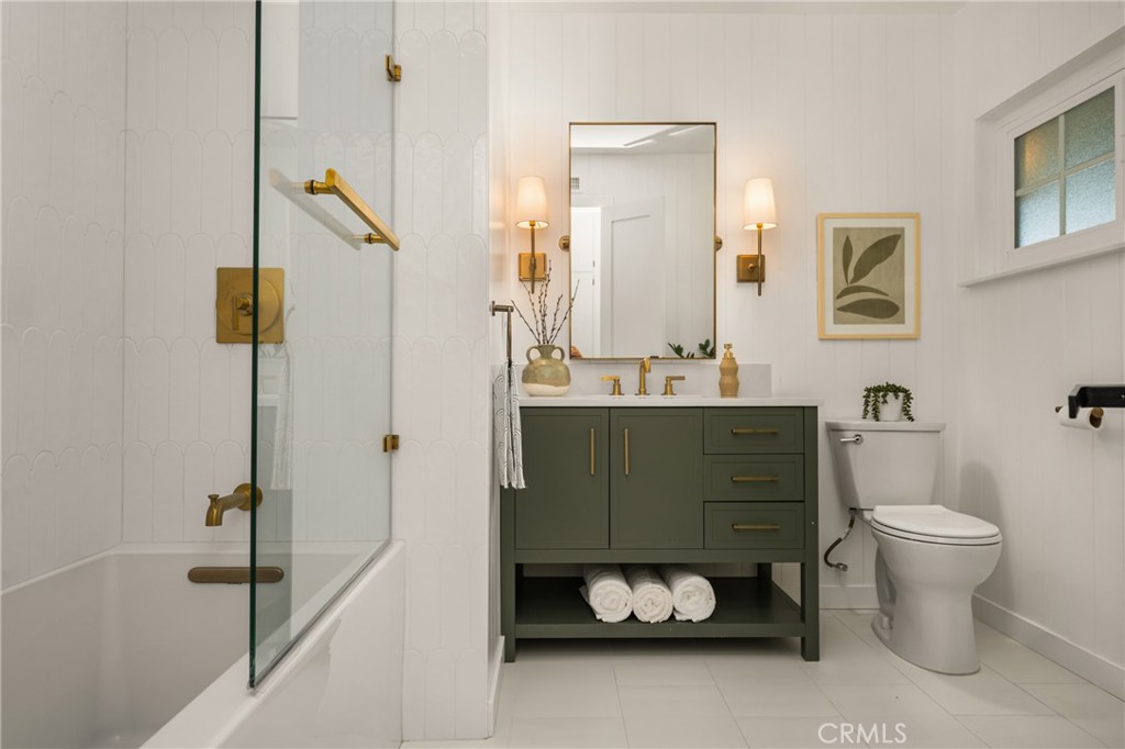 https://media.crmls.org/medias/9f56ca08-037b-416d-a3f0-b7aab7cc8198.jpg?preset=X-Large