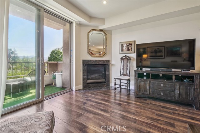 Detail Gallery Image 8 of 23 For 11218 Camarillo St #305,  Toluca Lake,  CA 91602 - 3 Beds | 3 Baths