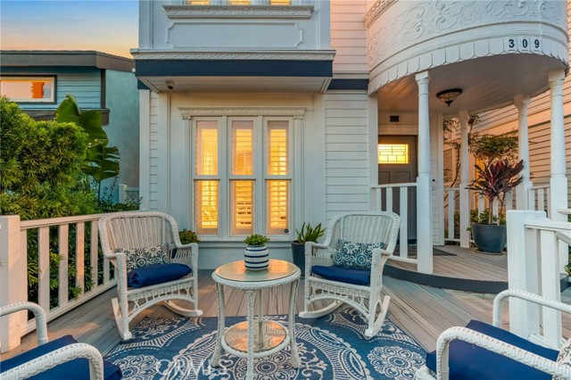 Detail Gallery Image 3 of 38 For 309 21st, Huntington Beach,  CA 92648 - 4 Beds | 3/1 Baths