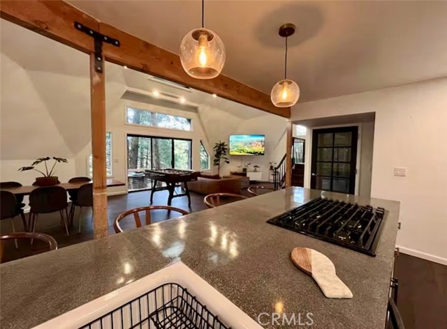 Detail Gallery Image 6 of 8 For 1349 Valley View, Crestline,  CA 92325 - 4 Beds | 3 Baths