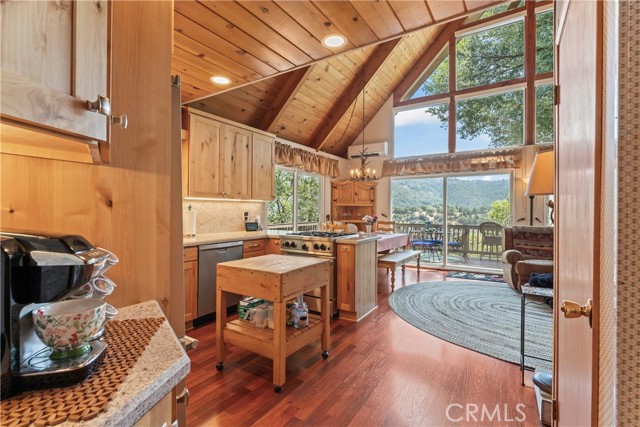 328 Wylerhorn Drive, Crestline CA: https://media.crmls.org/medias/9f5c4465-6a13-4d78-a66c-c9adde5521ac.jpg