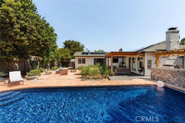 4741 Santa Lucia Drive, Woodland Hills CA: https://media.crmls.org/medias/9f5e95bc-d4b5-482f-8668-9b5b076fb831.jpg