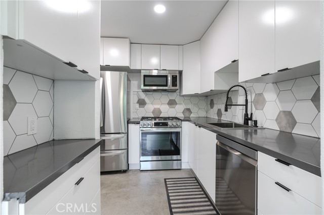 22139 burbank, Woodland Hills CA: https://media.crmls.org/medias/9f6055c5-e12f-4892-9e52-df3d38250db0.jpg