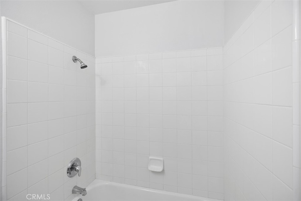 https://media.crmls.org/medias/9f60fe28-857e-4197-b0b2-5ae6260d4875.jpg?preset=X-Large